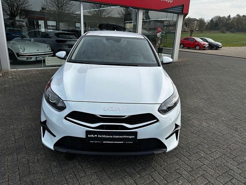 Gebraucht Kia Ceed Comfort 140 PS (102 kW) 2024 Weiß Kleinwagen