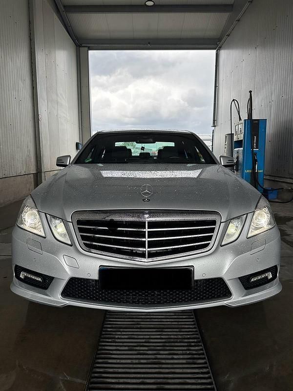 Silber Gebraucht 2010 Mercedes E250 AMG Limousine | 13.980 € (Fairer Preis) - Bild 1/4