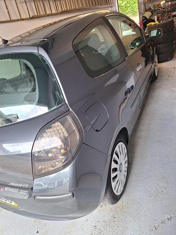 Gebraucht Renault Clio II 75 PS (55 kW) 2006 Silber Kleinwagen