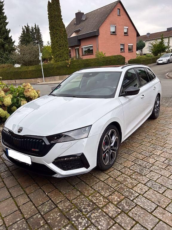 Weiß Gebraucht 2021 Skoda Octavia RS Kombi | 34.800 € (Etwas zu teuer) - Bild 1/4