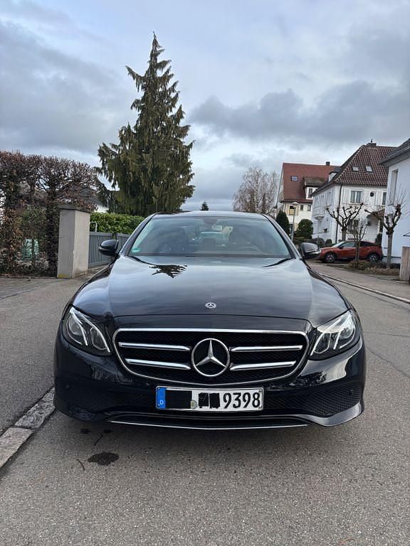 Gebraucht Mercedes E220 194 PS (142 kW) 2020 Schwarz Limousine