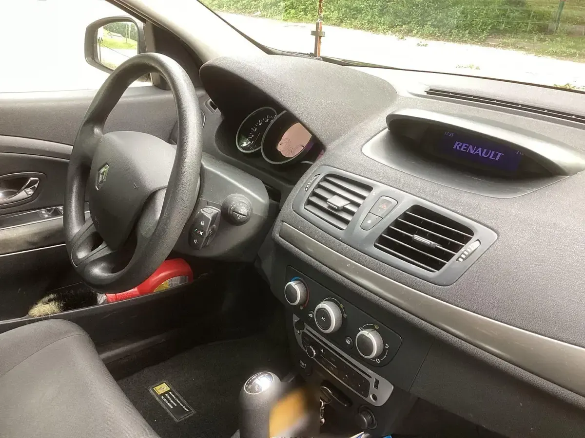 Gebraucht Renault Mégane Authentique 101 PS (74 kW) 2012 Grau Limousine