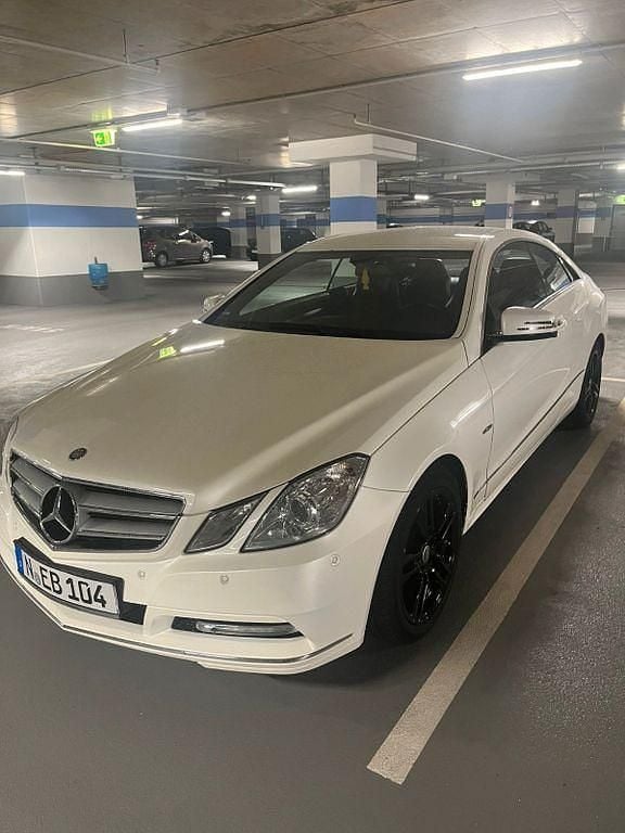Weiß Gebraucht 2011 Mercedes E200 Elegance Coupé | 9.500 € (Fairer Preis) - Bild 1/4