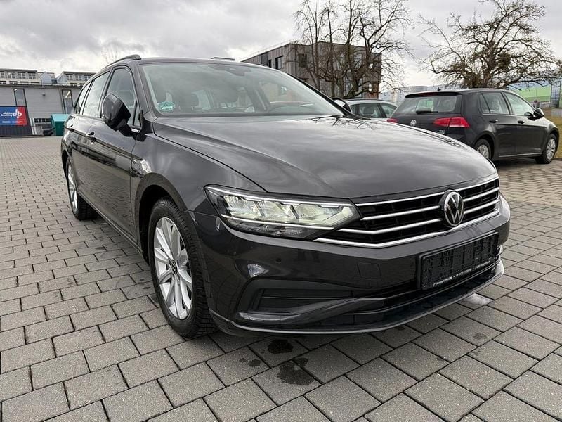 Gebraucht VW Passat 150 PS (110 kW) 2022 Grau Kombi