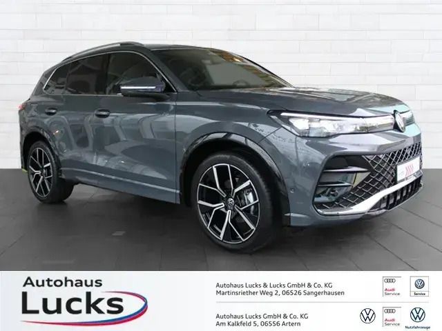 Grau (delfingrau metallic) Gebraucht 2024 VW Tiguan Sound SUV | 49.848 € - Bild 1/4