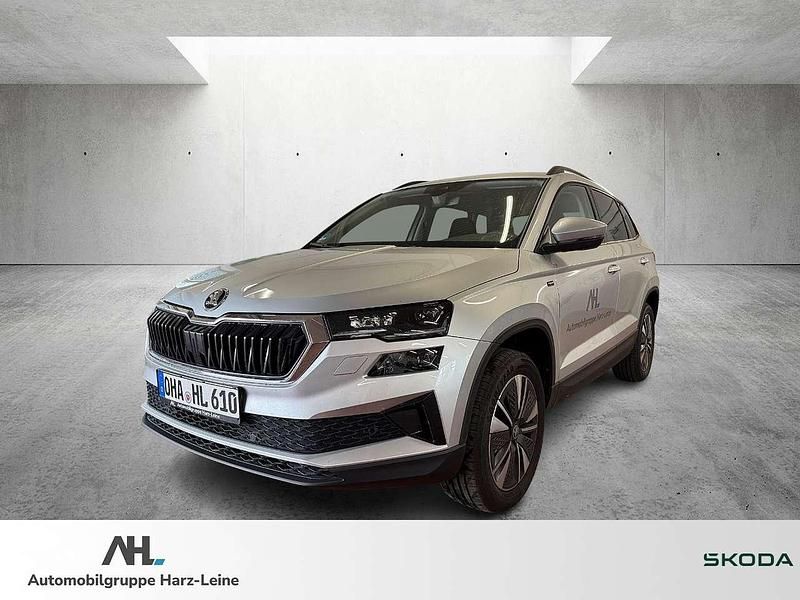 Silber Neu 2025 Skoda Karoq Drive SUV | 32.770 € (Teuer) - Bild 1/4