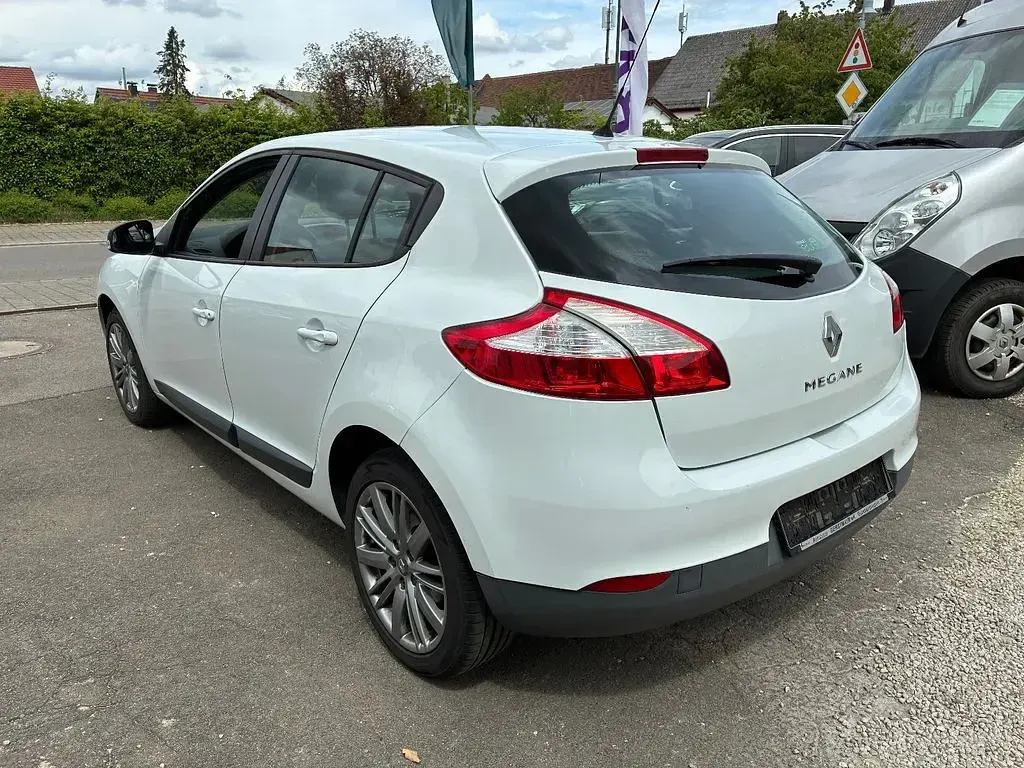Gebraucht Renault Mégane Authentique 110 PS (80 kW) 2014 Weiß Limousine