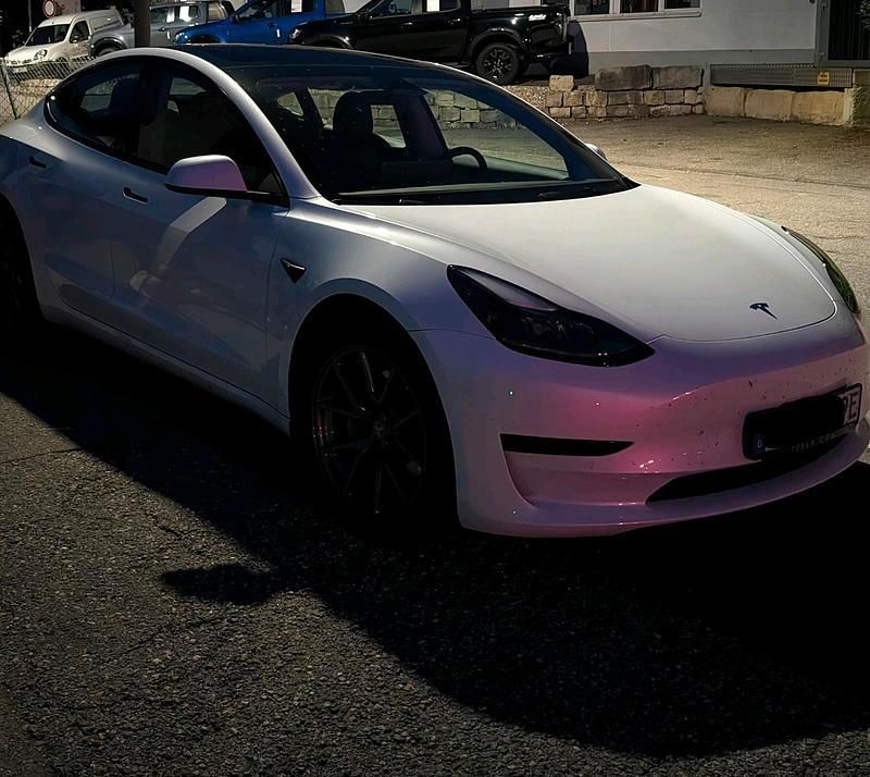 Weiß Gebraucht 2021 Tesla Model 3 Standard Range Plus Limousine | 24.999 € (Fairer Preis) - Bild 1/4