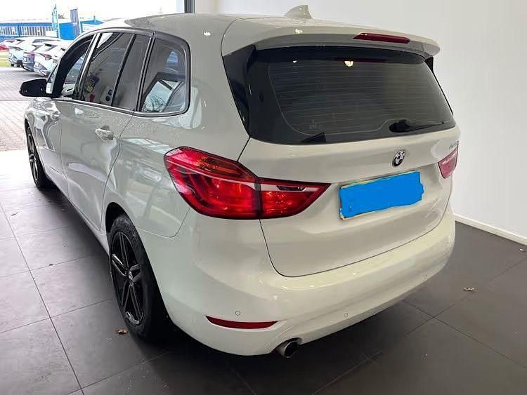 Weiß Gebraucht 2016 BMW 218 Gran Tourer Advantage Van / Kleinbus | 11.899 € (Guter Preis) - Bild 1/4