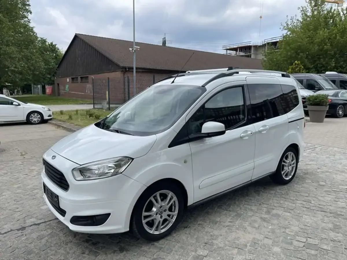 Gebraucht Ford Tourneo Courier Titanium 101 PS (74 kW) 2017 Weiß Van / Kleinbus