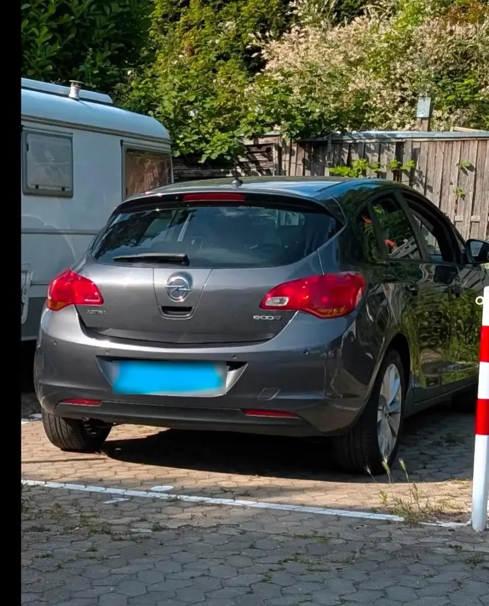 Gebraucht Opel Astra 101 PS (74 kW) 2012 Limousine