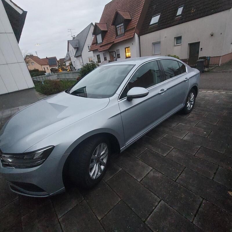 Silber Gebraucht 2022 VW Passat Business Limousine | 28.599 € (Teuer) - Bild 1/4