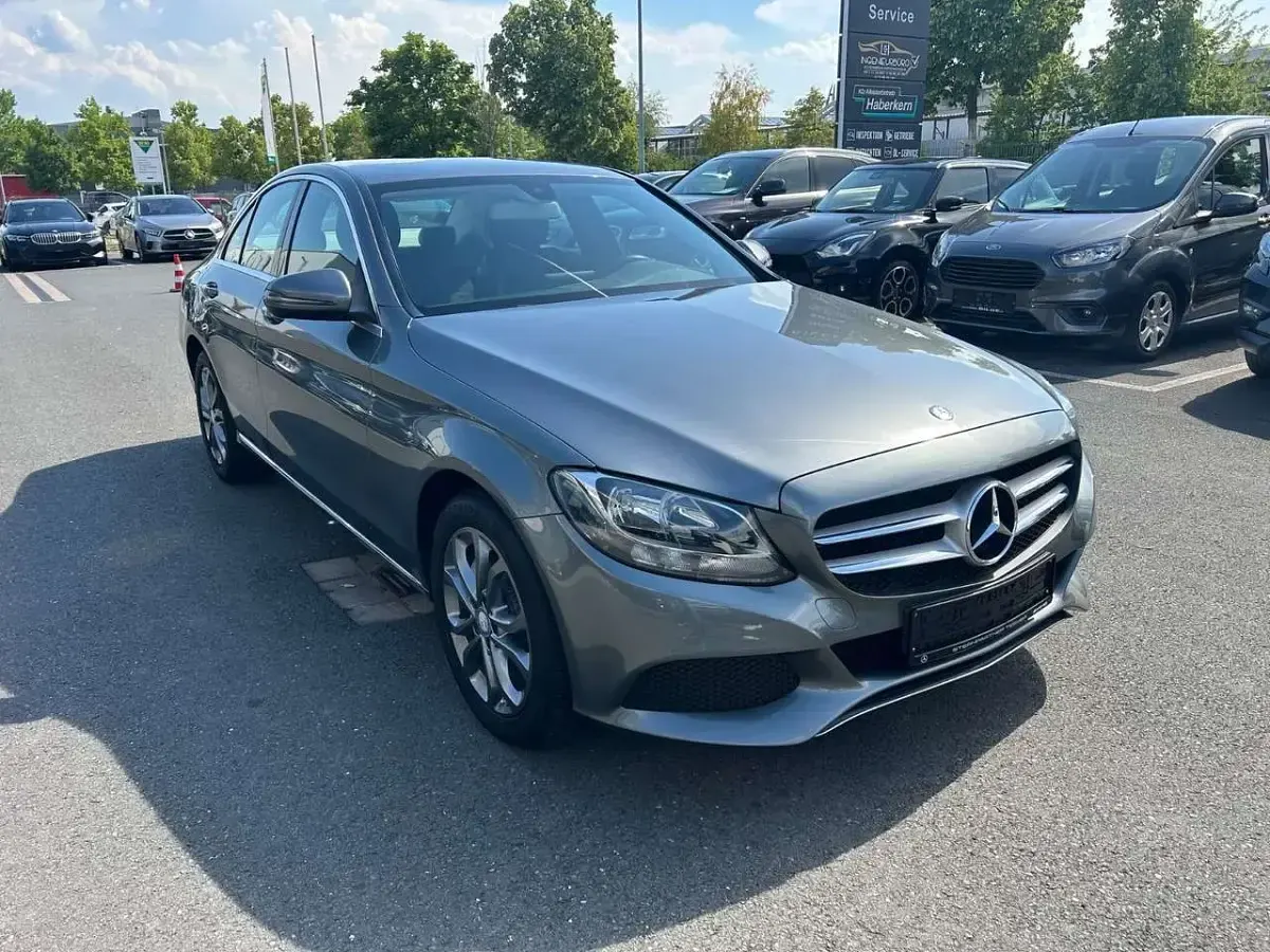 Gebraucht Mercedes C200 Avantgarde 184 PS (135 kW) 2018 Selenitgrau Limousine
