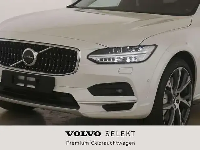 Gebraucht Volvo V90 CC Ultimate 197 PS (144 kW) 2023 Crystal white / metallic Kombi