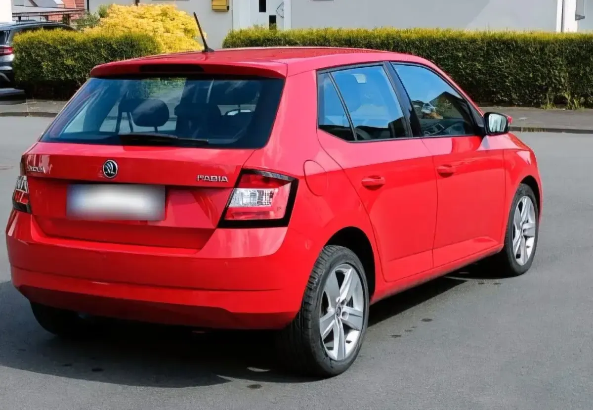Używany Skoda Fabia Drive 75 KM (55 kW) 2016 Czerwony Sedan/Limuzyna
