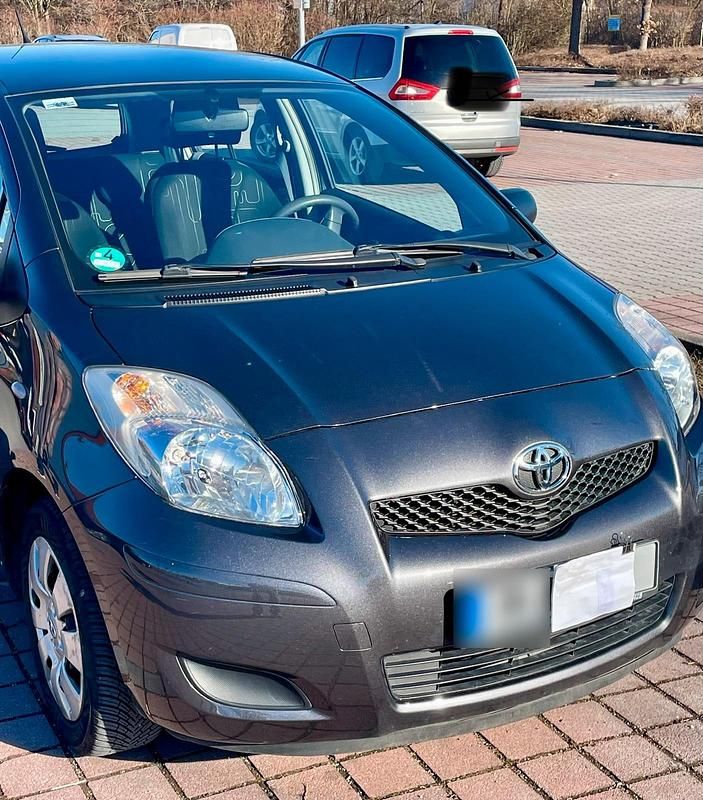 Gebraucht Toyota Yaris 69 PS (50 kW) 2011 Grau Kleinwagen