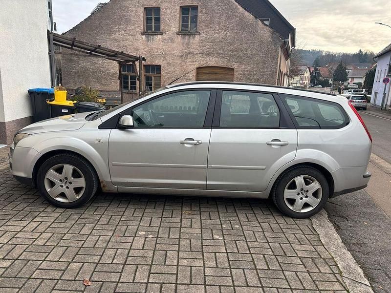 Gebraucht Ford Focus Ambiente 101 PS (74 kW) 2007 Silber Limousine