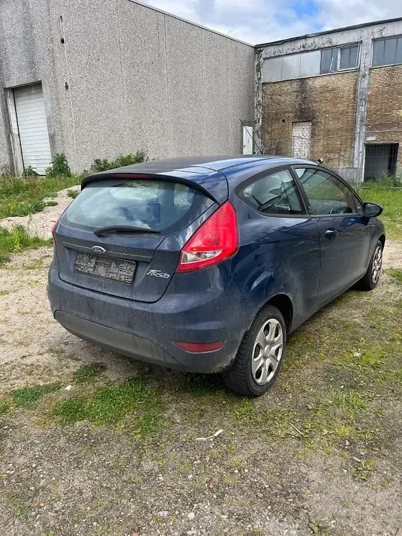 Używany Ford Fiesta 60 KM (44 kW) 2012 Niebieski Sedan/Limuzyna