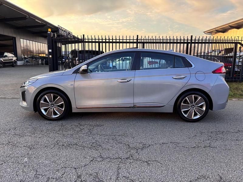 Gebraucht Hyundai Ioniq Premium 88 kW (120 PS) 2017 Silber Kleinwagen