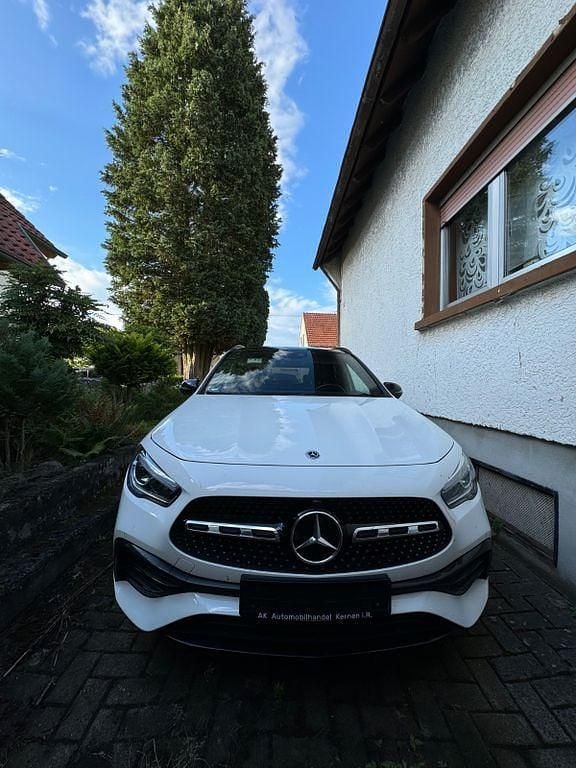 Weiß Gebraucht 2021 Mercedes GLA200 AMG line SUV | 33.000 € (Etwas zu teuer) - Bild 1/4