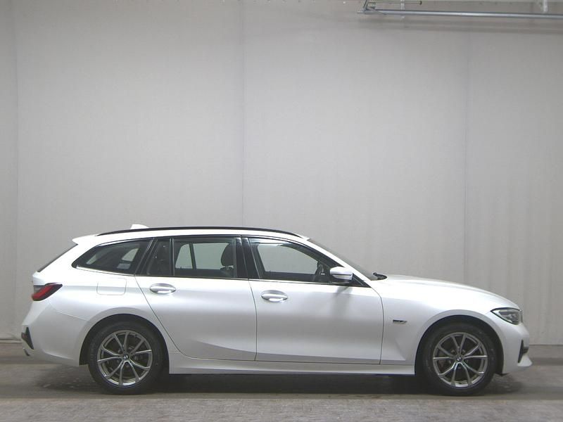 Weiss Gebraucht 2021 BMW 330e Sport Line Kombi | 21.580 € (Superpreis) - Bild 1/4