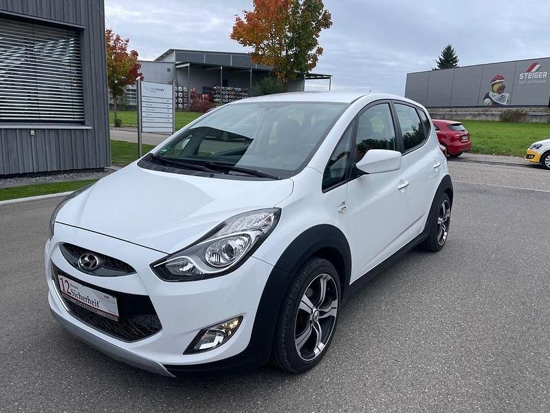 Gebraucht Hyundai ix20 90 PS (66 kW) 2015 Weiß Kleinwagen