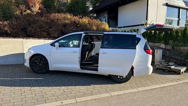 Gebraucht Chrysler Pacifica 287 PS (211 kW) 2018 Weiß Van / Kleinbus