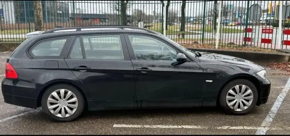 Gebraucht BMW 318 129 PS (94 kW) 2007 Schwarz Kombi