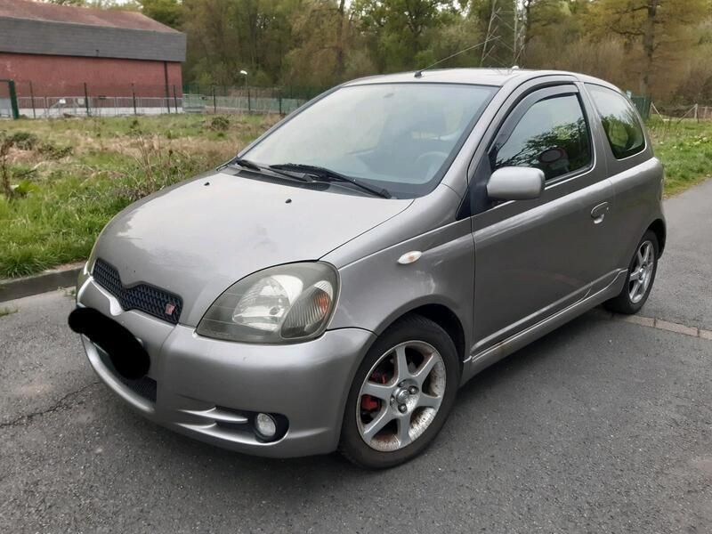 Grau Gebraucht 2002 Toyota Yaris Kleinwagen | 950 € (Superpreis) - Bild 1/4