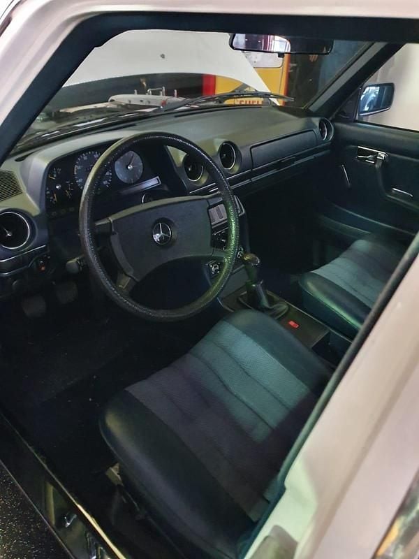 Weiß Gebraucht 1981 Mercedes 200 Limousine | 10.000 € - Bild 1/4