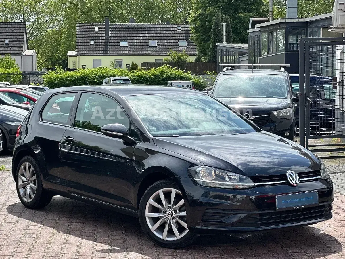 Gebraucht VW Golf VII Trendline 110 PS (80 kW) 2018 Deep black Limousine