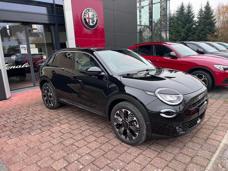 Neu Fiat 600 La Prima 101 PS (74 kW) 2025 Schwarz Limousine