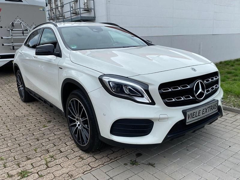 Weiß Gebraucht 2018 Mercedes GLA180 AMG SUV | 24.900 € (Fairer Preis) - Bild 1/4