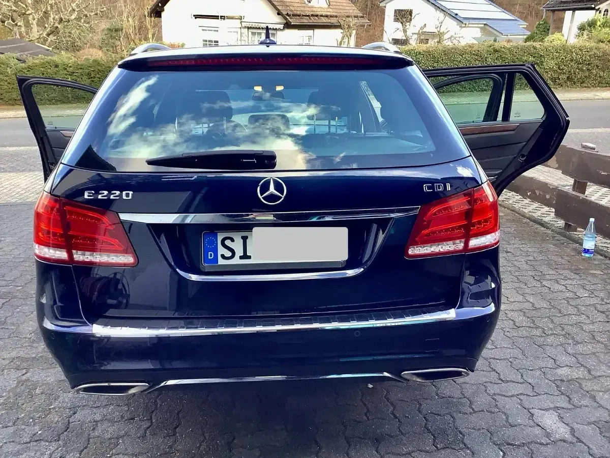 Gebraucht Mercedes E220 163 PS (119 kW) 2013 Blau Kombi