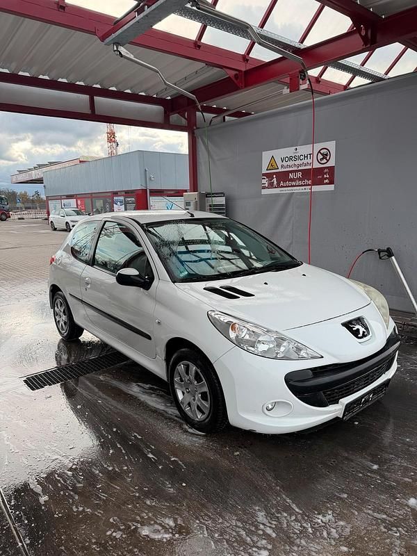 Weiß Gebraucht 2011 Peugeot 206+ Kleinwagen | 2.350 € - Bild 1/4