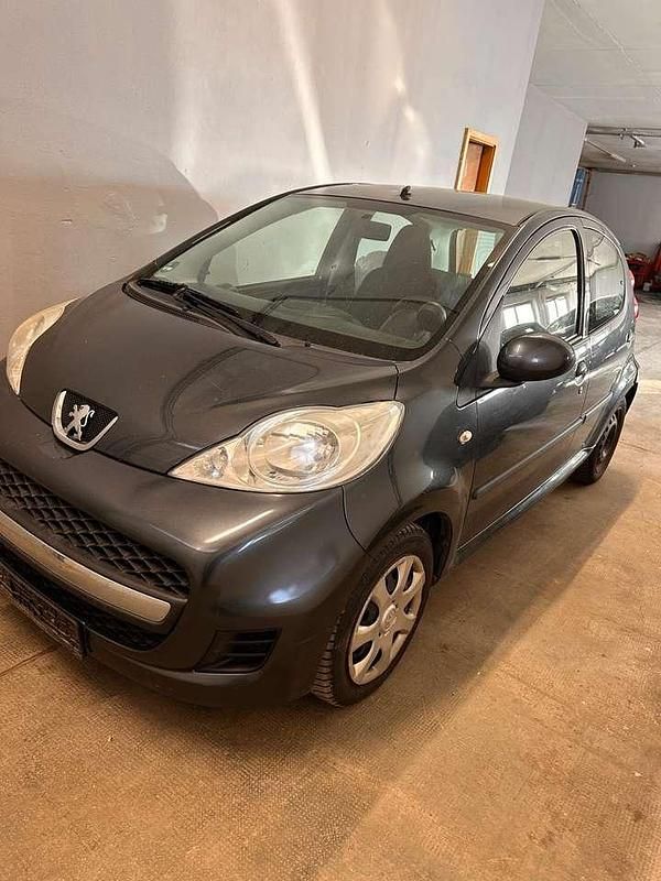Gebraucht Peugeot 107 68 PS (50 kW) 2010 Grau Kleinwagen