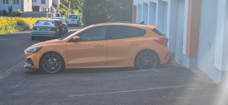 Orange Gebraucht 2020 Ford Focus ST Limousine | 24.950 € (Fairer Preis) - Bild 1/4