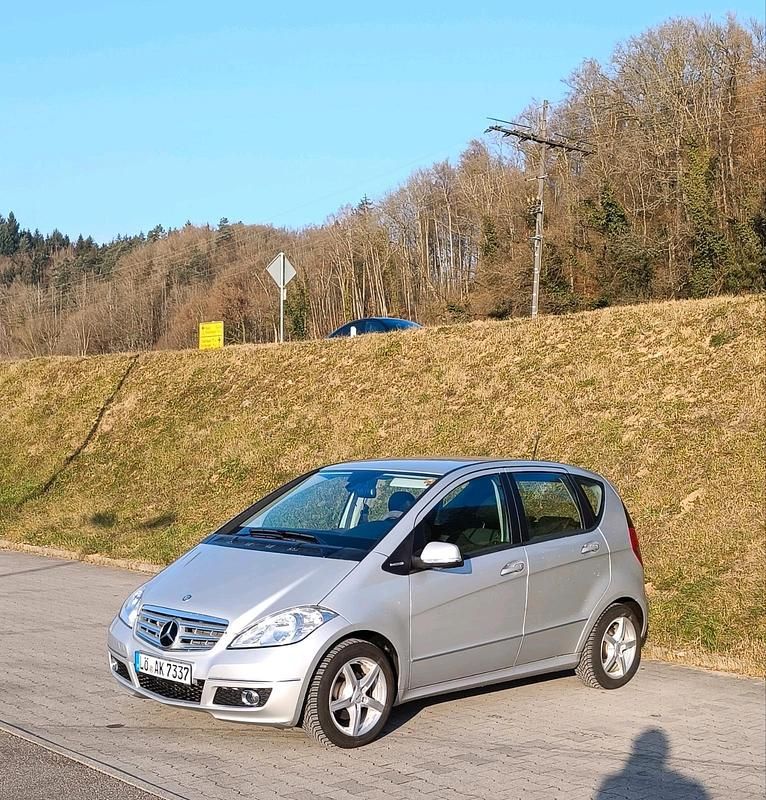 Silber Gebraucht 2012 Mercedes A180 Limousine | 8.100 € (Fairer Preis) - Bild 1/4