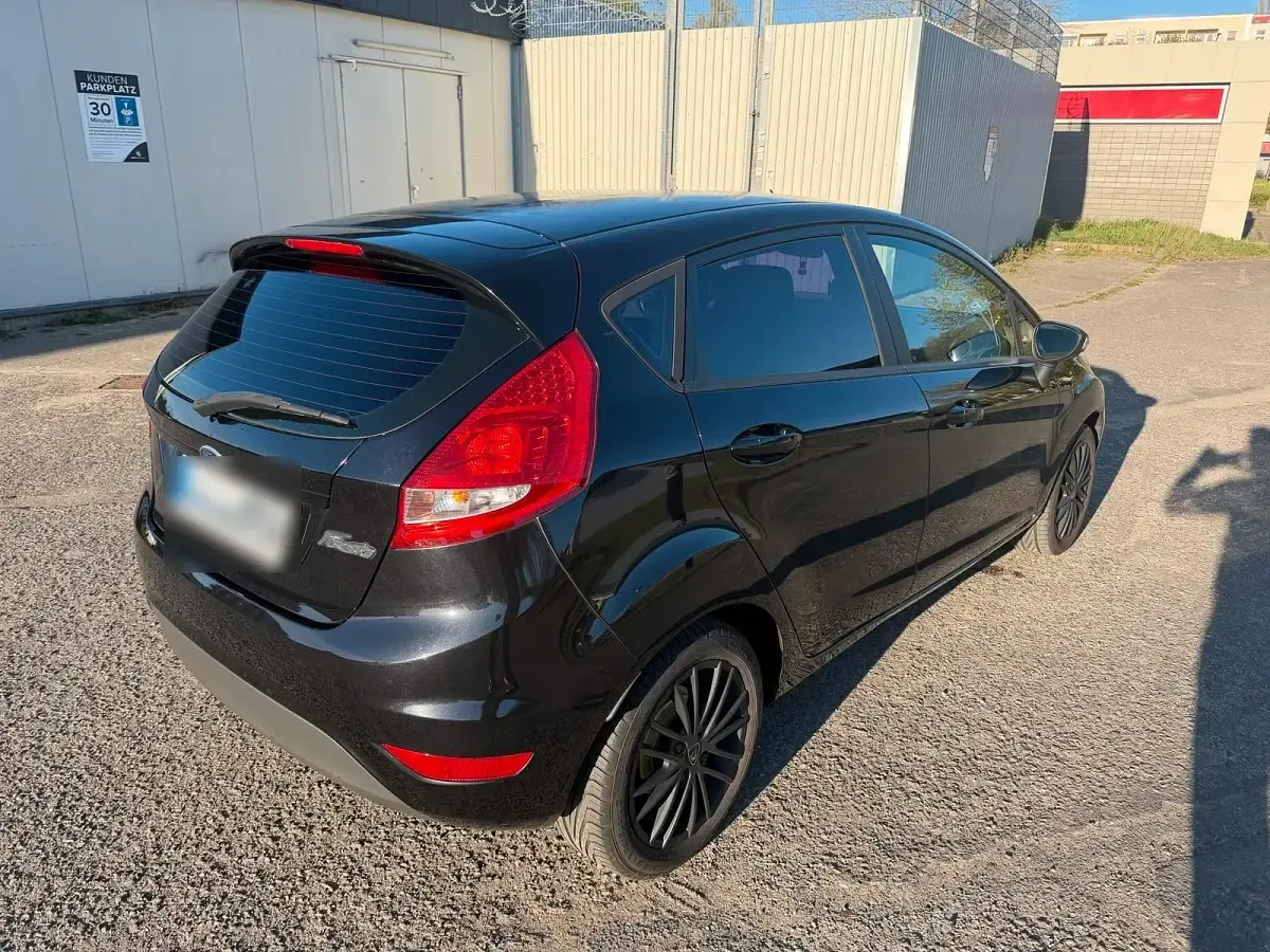 Second-hand Ford Fiesta 95 CP (69 kW) 2011 Negru Berlinǎ