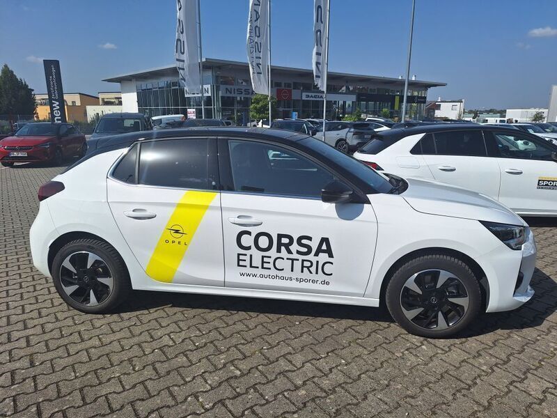 Gebraucht Opel Corsa-e Ultimate 100 kW (136 PS) 2023 Arktis weiß uni/dach karbon sc Kleinwagen