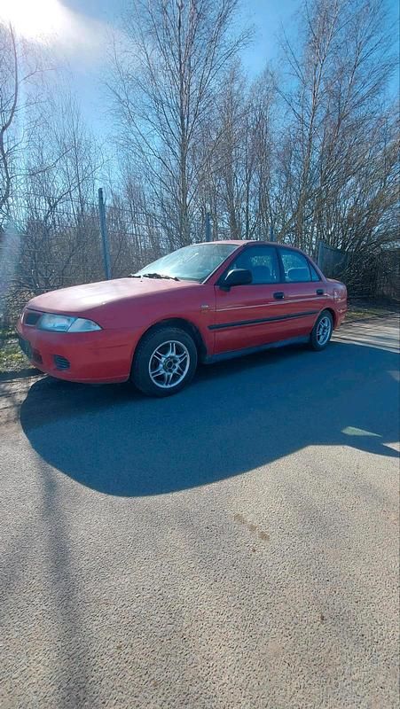 Gebraucht Mitsubishi Carisma 120 PS (88 kW) 1999 Rot Limousine