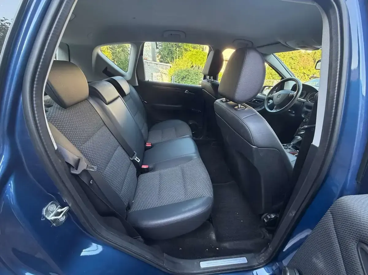 Gebraucht Mercedes A180 Elegance 116 PS (85 kW) 2011 Blau Kleinwagen