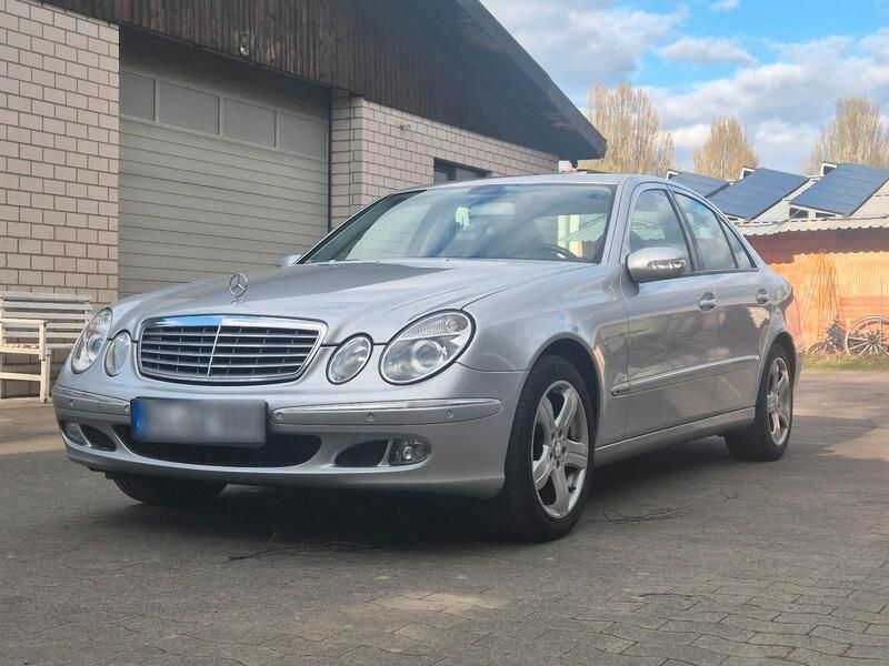 Silber Gebraucht 2004 Mercedes E220 Limousine | 6.000 € - Bild 1/4