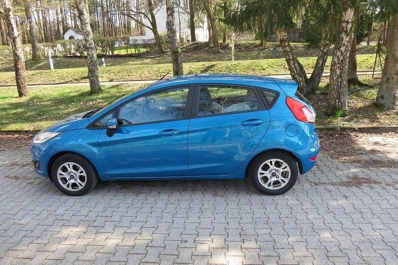 Gebraucht Ford Fiesta SYNC Edition 101 PS (74 kW) 2016 Blau Limousine