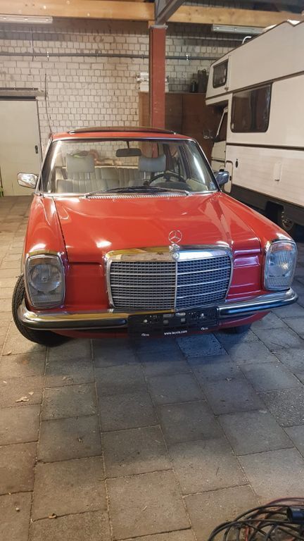 Rot Gebraucht 1975 Mercedes W115 Limousine | 11.500 € - Bild 1/4