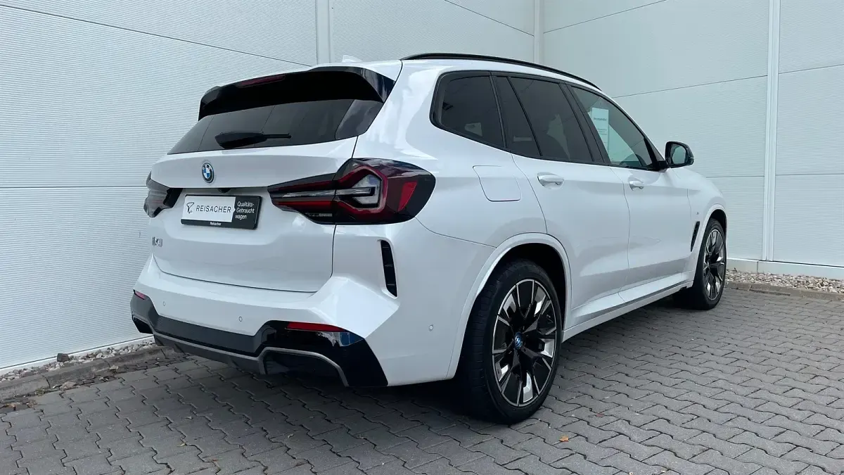 Gebraucht BMW iX3 Impressive 210 kW (286 PS) 2023 Mineralweiß metallic SUV