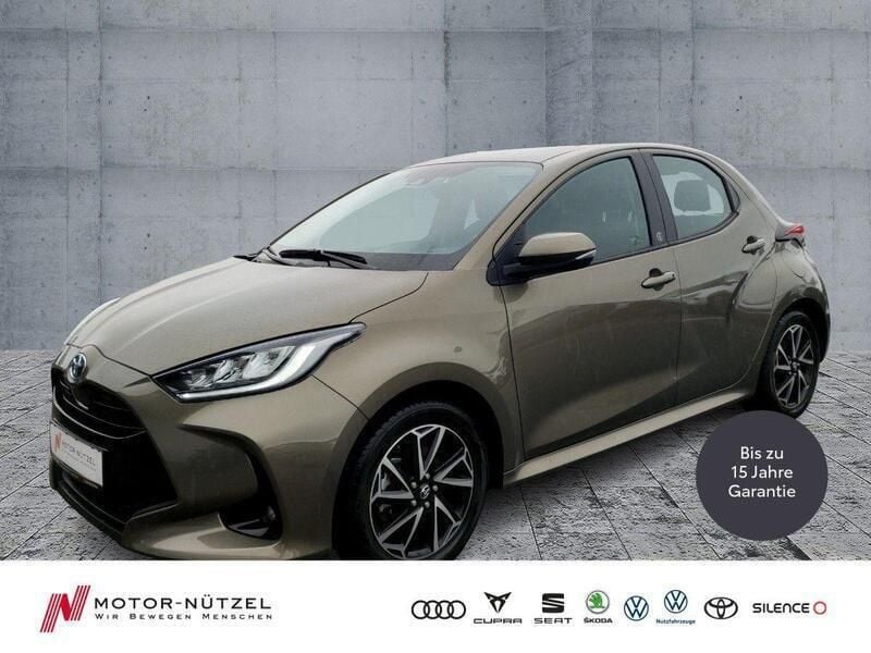 Braun Gebraucht 2023 Toyota Yaris Hybrid Team Kleinwagen | 19.450 € (Guter Preis) - Bild 1/4