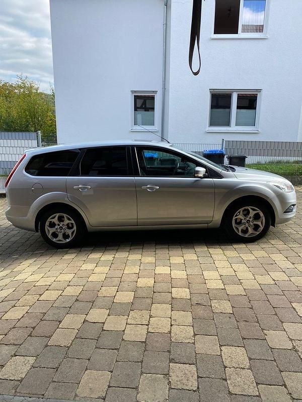 Gebraucht Ford Focus 109 PS (80 kW) 2011 Silber Kombi