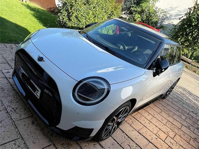 Gebraucht 2024 Mini Cooper SE Kleinwagen | 34.500 € (Teuer) - Bild 1/4