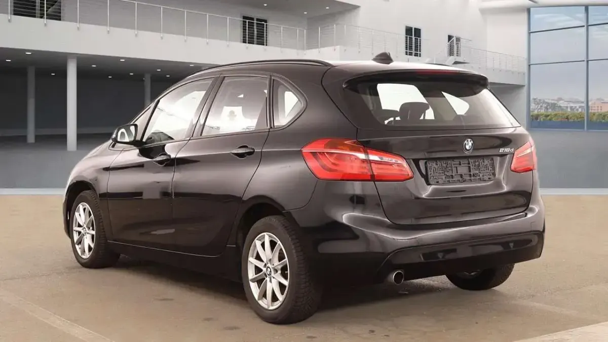 Gebraucht BMW 218 150 PS (110 kW) 2018 Saphirschwarz Van / Kleinbus